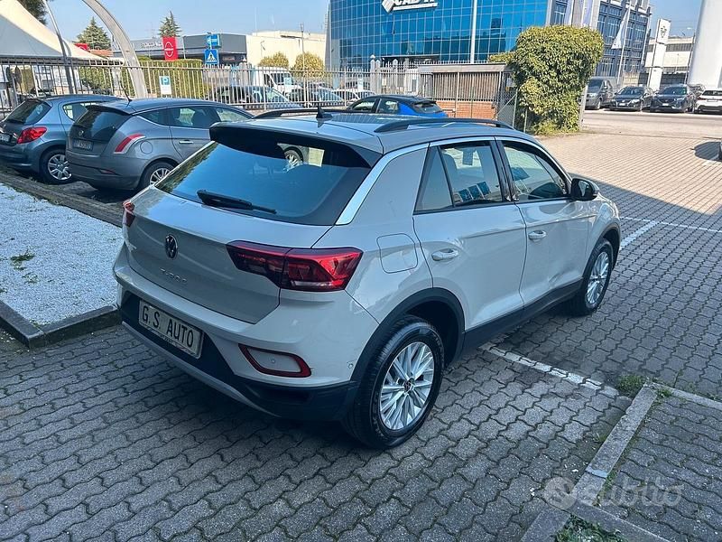 Usata VW T-Roc Life 110 CV (80 kW) 2023 Grigio SUV