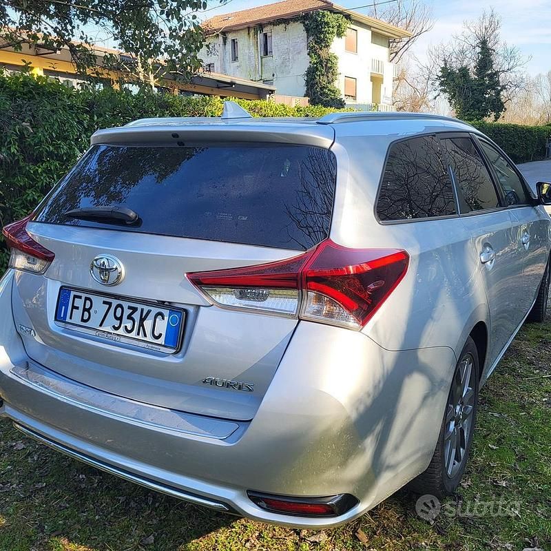 Usata Toyota Auris 112 CV (82 kW) 2015 Grigio Station wagon