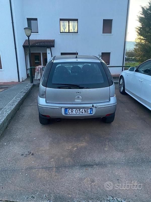 Usata 2004 Opel Corsa Due volumi | 850 € (Buon prezzo) - Immagine 1/4