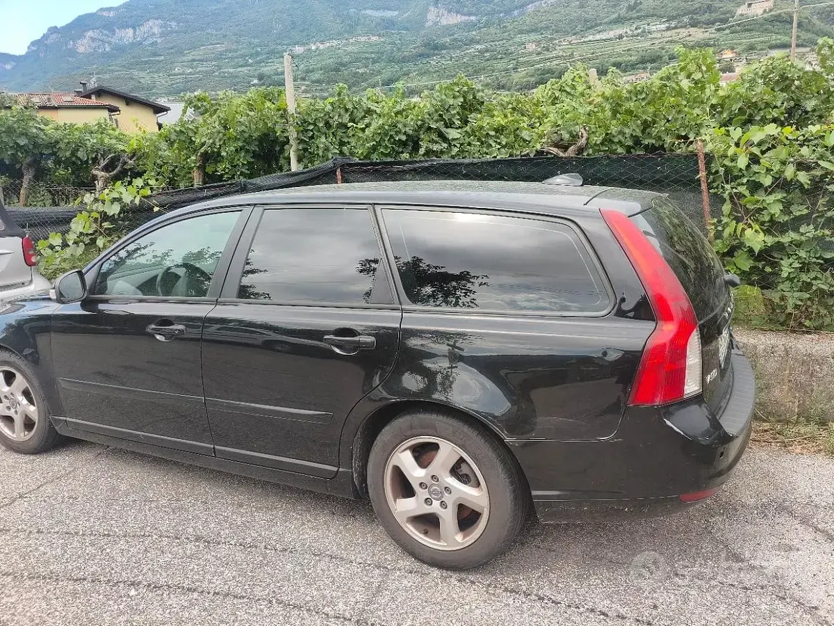 Usata Volvo V50 115 CV (84 kW) 2012 Nero Station wagon