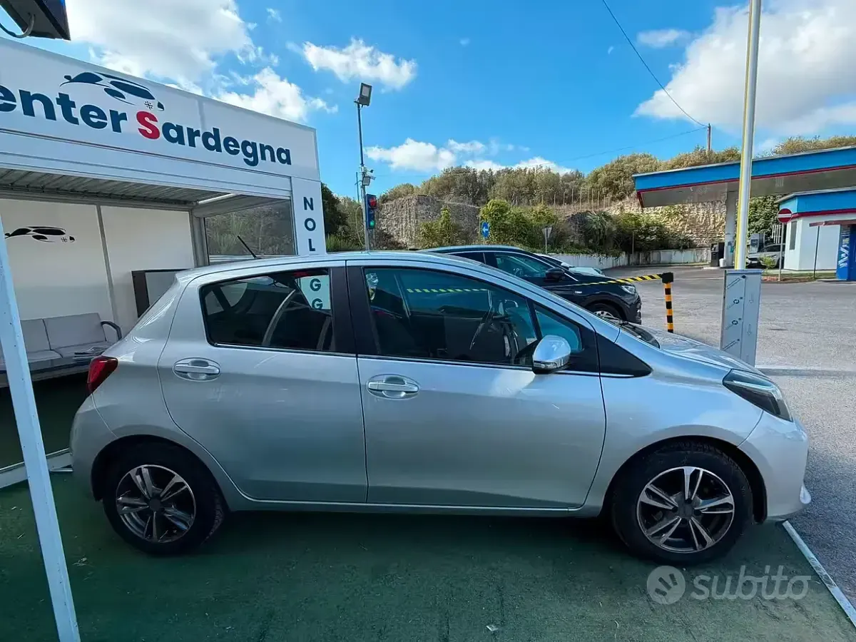 Usata Toyota Yaris Active 69 CV (50 kW) 2016 Grigio Berlina