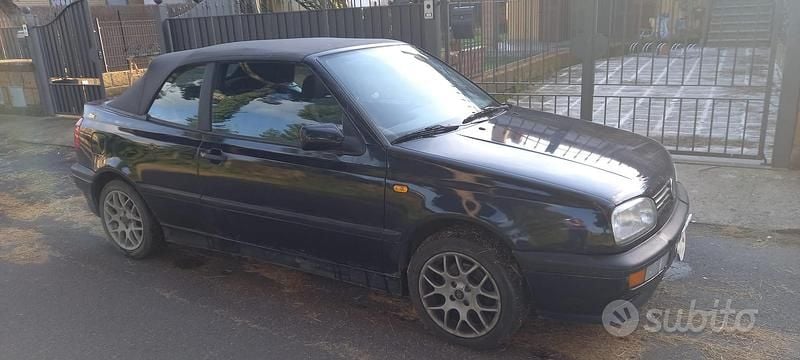 Usata VW Golf Cabriolet Classicline 101 CV (74 kW) 1997 Blu Cabrio