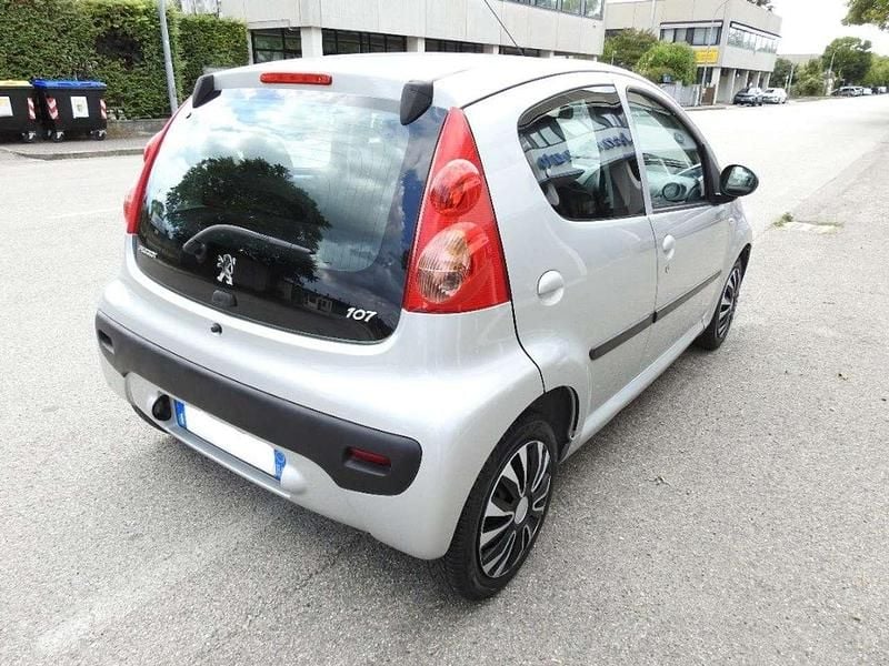 Usata Peugeot 107 Active 68 CV (50 kW) 2011 Argento metallizzato Utilitaria