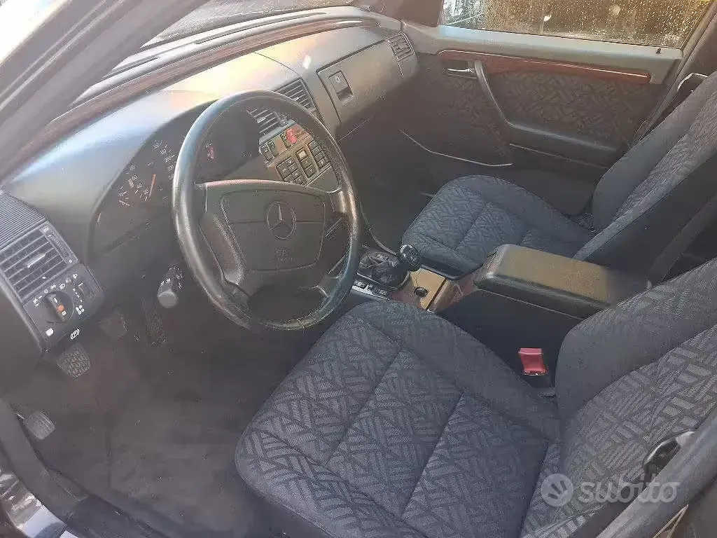 Usata Mercedes C180 Classic 122 CV (89 kW) 1998 Nero Berlina