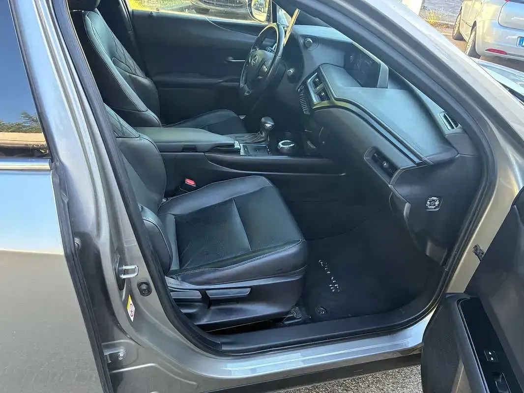 Usata Lexus UX 250h Executive Line 184 CV (135 kW) 2019 Grigio SUV