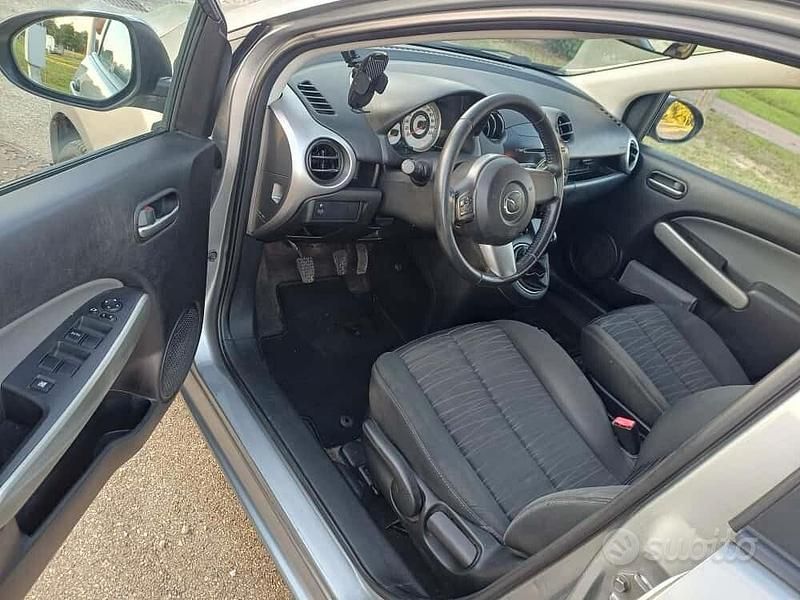 Usata Mazda 2 75 CV (55 kW) 2011 Grigio Utilitaria