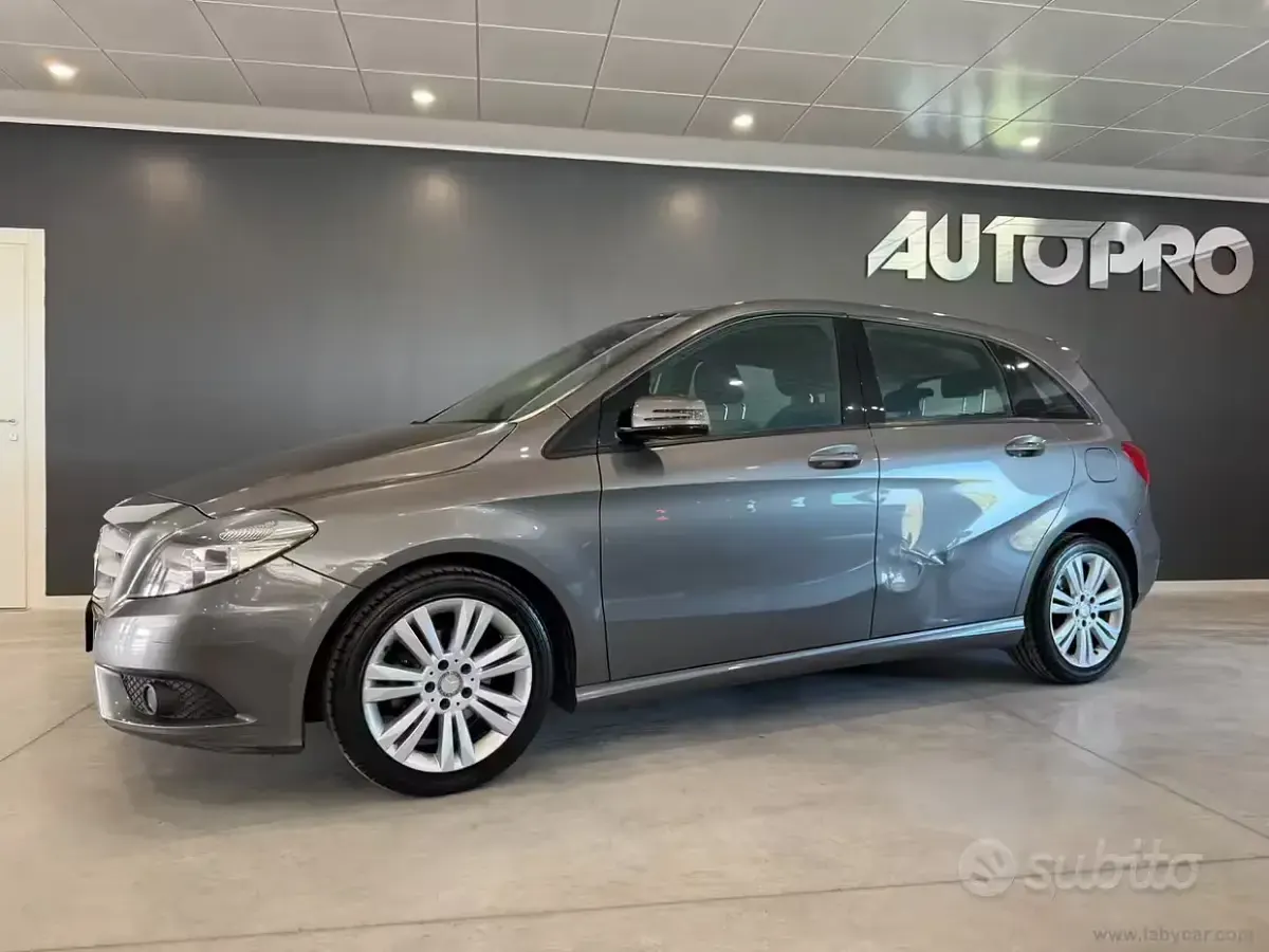 Usata Mercedes B180 Executive 122 CV (89 kW) 2014 Grigio Utilitaria