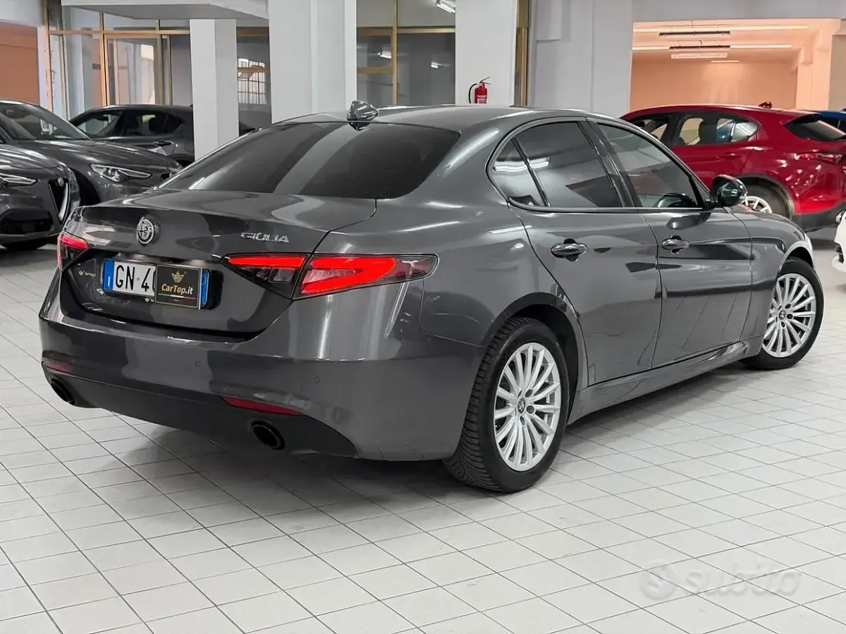 Usata Alfa Romeo Giulia Super 160 CV (117 kW) 2023 Grigio vesuvio Berlina