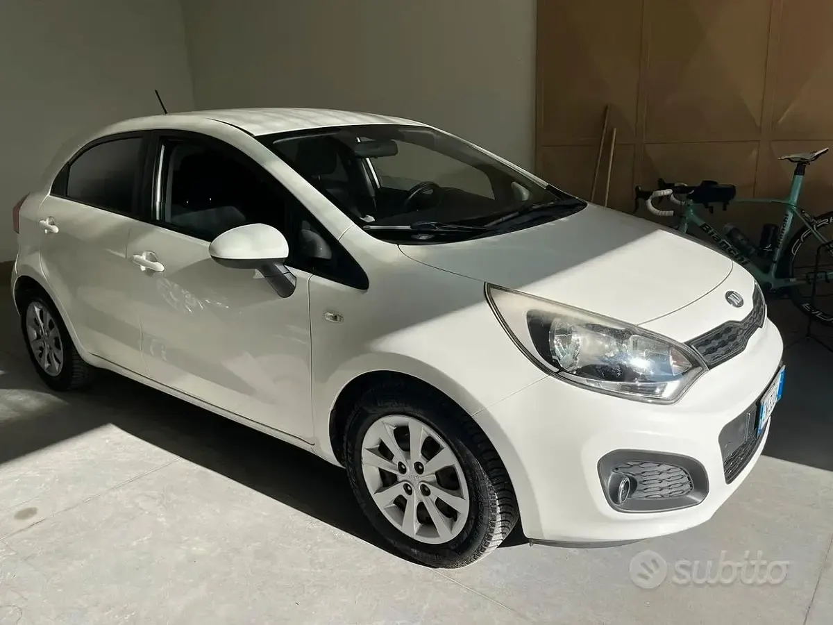 Usata Kia Rio EX 85 CV (62 kW) 2012 Bianco Berlina