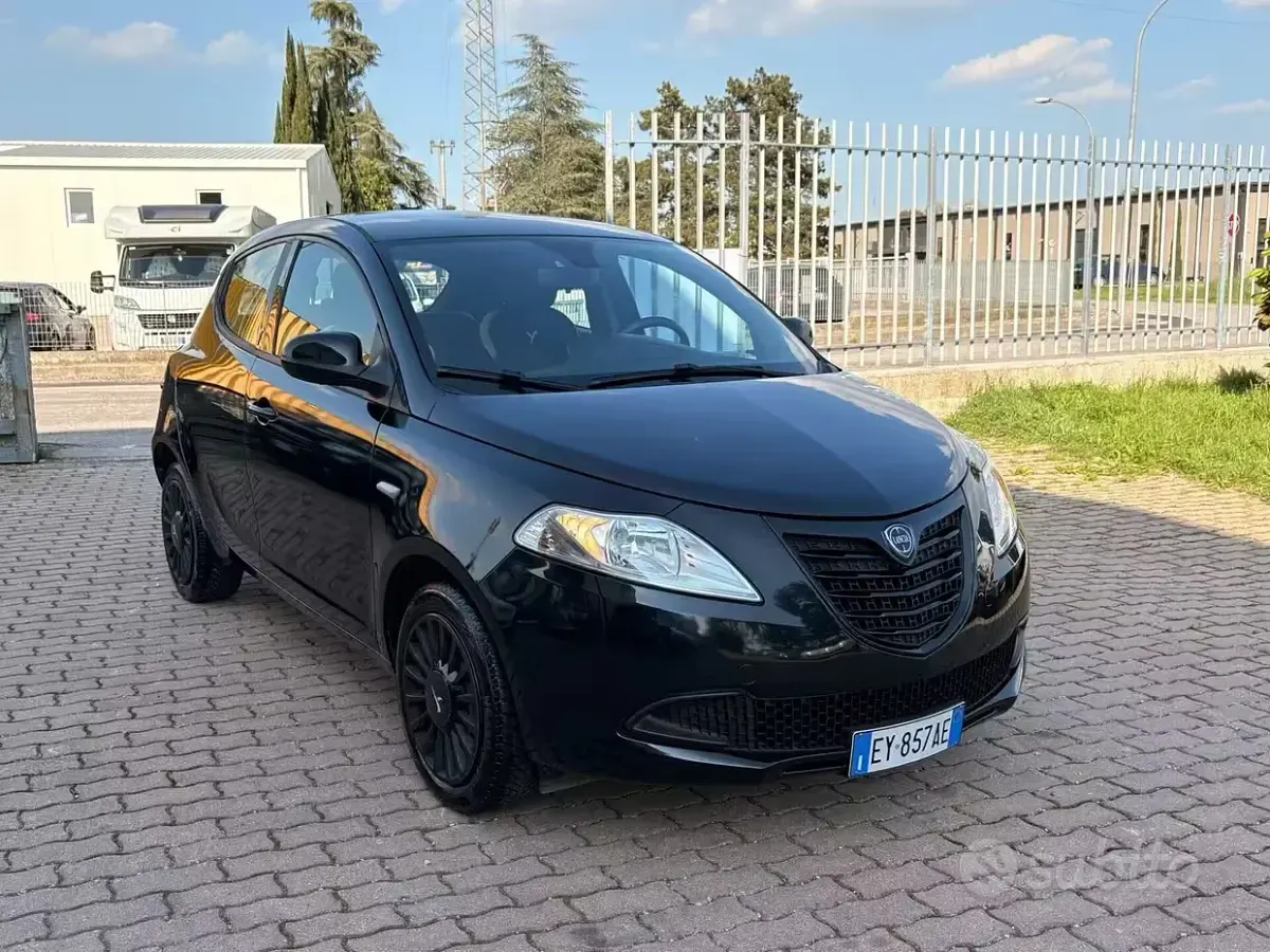 Usata Lancia Ypsilon 69 CV (50 kW) 2015 Nero Utilitaria