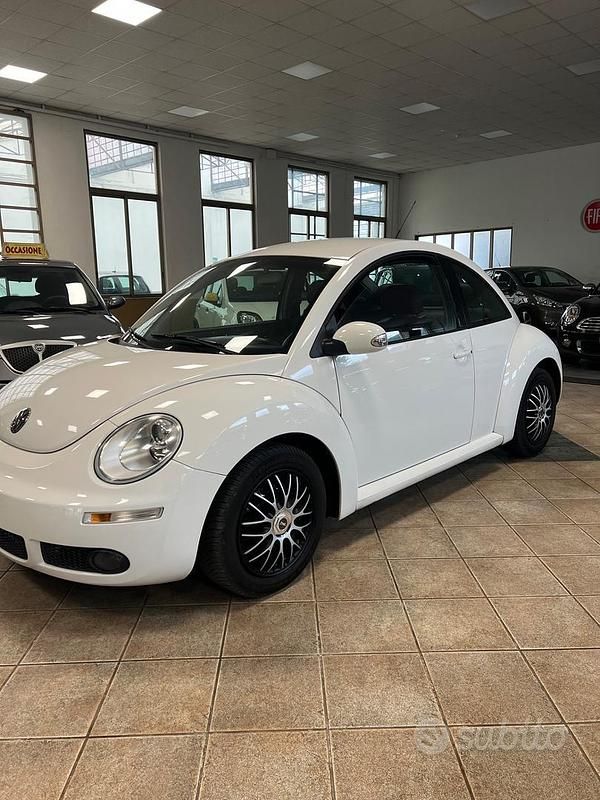 Usata VW New Beetle 101 CV (74 kW) 2009 Bianco Utilitaria