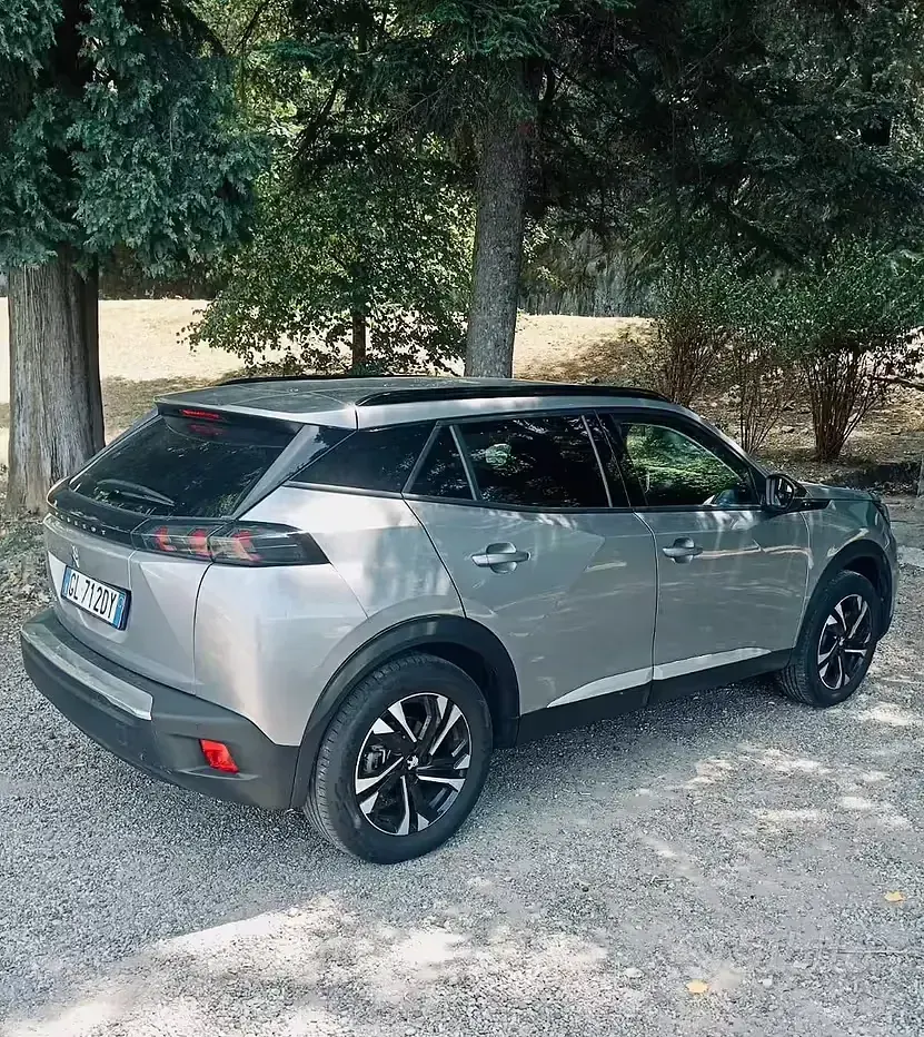 Usata Peugeot 2008 Allure 56 kW (77 CV) 2022 Grigio SUV