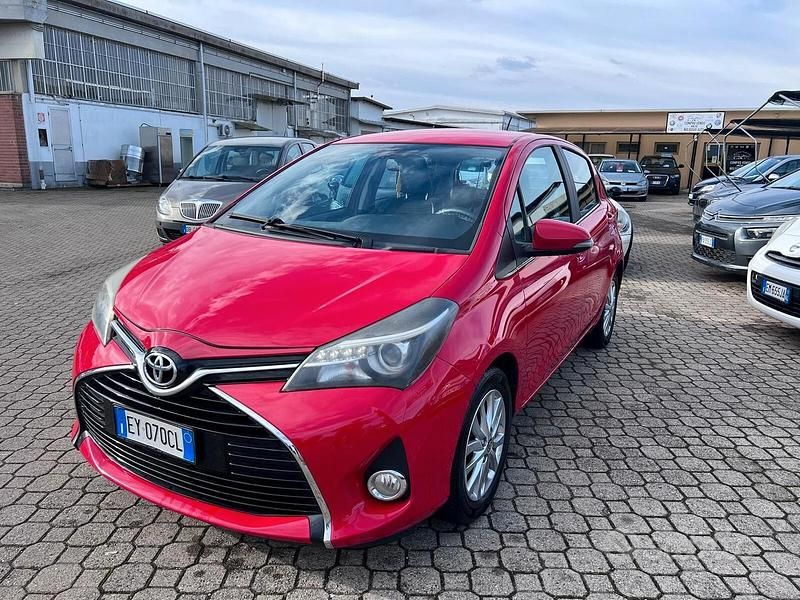 Usata Toyota Yaris Lounge 69 CV (50 kW) 2015 Rosso Berlina
