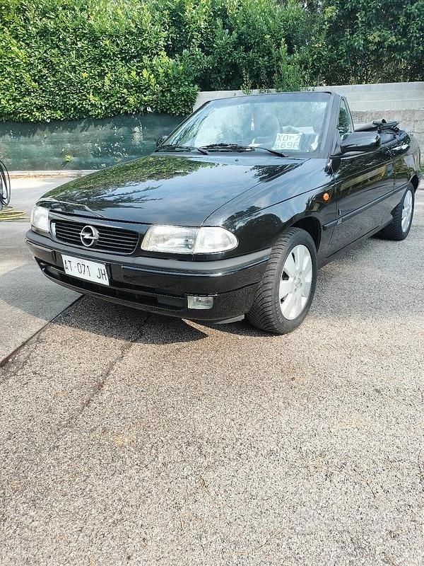 Usata Opel Astra Cabriolet 90 CV (66 kW) 1997 Nero Cabrio