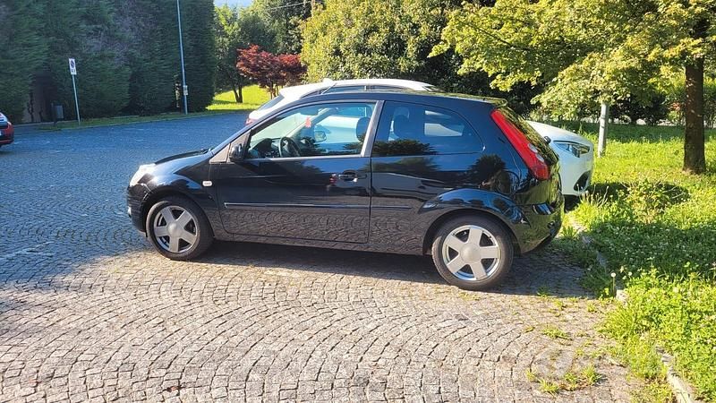 Usata Ford Fiesta 68 CV (50 kW) 2008 Nero Utilitaria