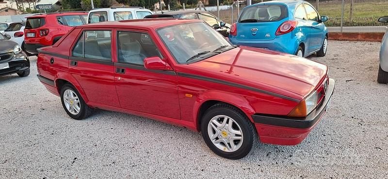 Usata Alfa Romeo 75 120 CV (88 kW) 1991 Rosso Berlina