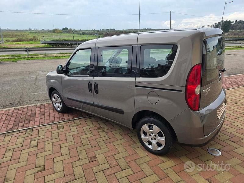 Usata Opel Combo 90 CV (66 kW) 2016 Grigio Monovolume