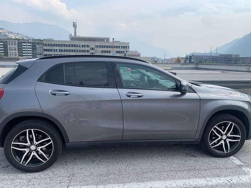 Grigio Usata 2016 Mercedes GLA200 SUV | 16.990 € (Buon prezzo) - Immagine 1/4