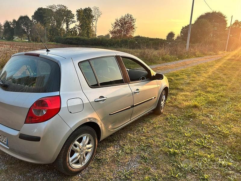 Usata Renault Clio II 2009 Grigio Berlina