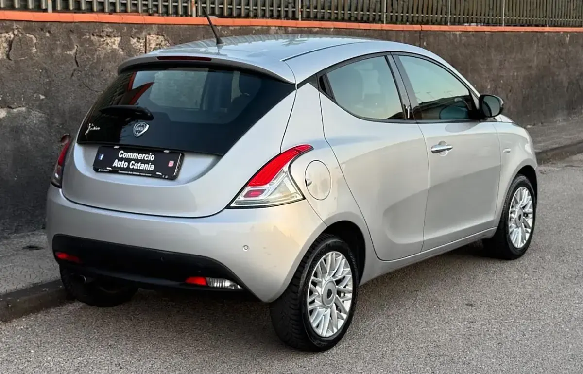 Usata Lancia Ypsilon 69 CV (50 kW) 2015 Argento Utilitaria