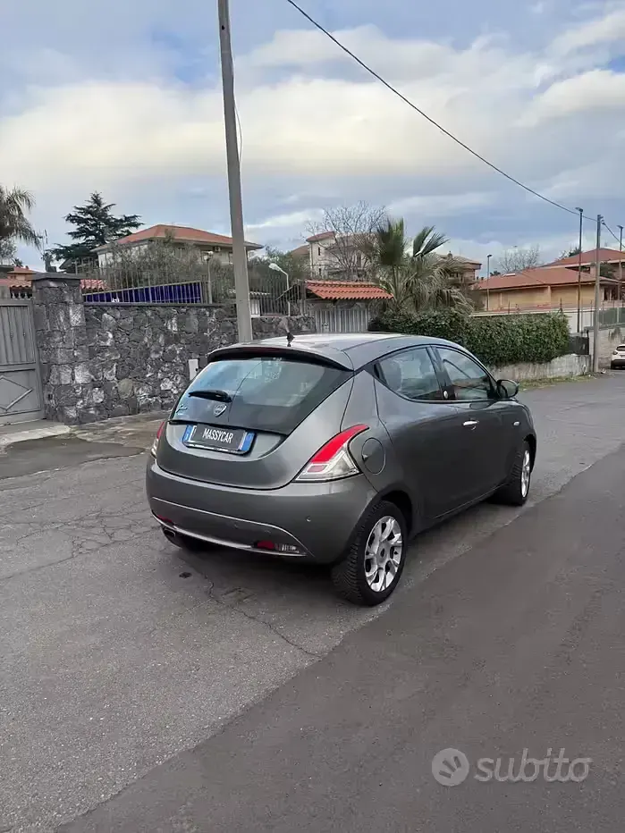 Usata Lancia Ypsilon Gold 69 CV (50 kW) 2016 Grigio Utilitaria