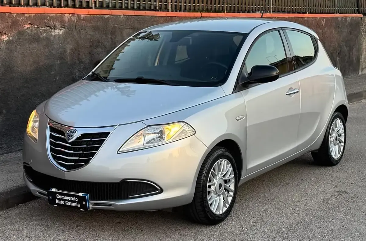 Usata Lancia Ypsilon 69 CV (50 kW) 2015 Argento Utilitaria