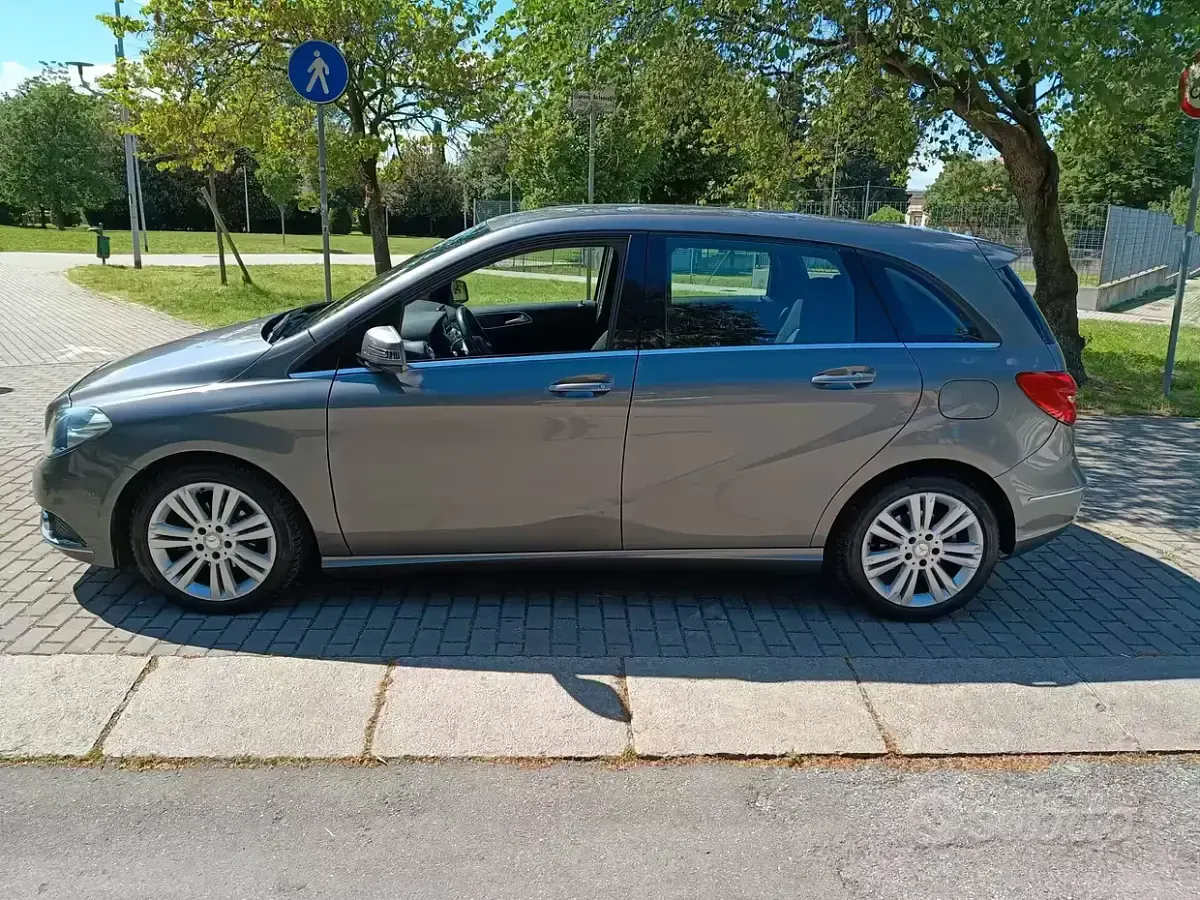 Usata Mercedes B180 Executive 109 CV (80 kW) 2013 Grigio Utilitaria