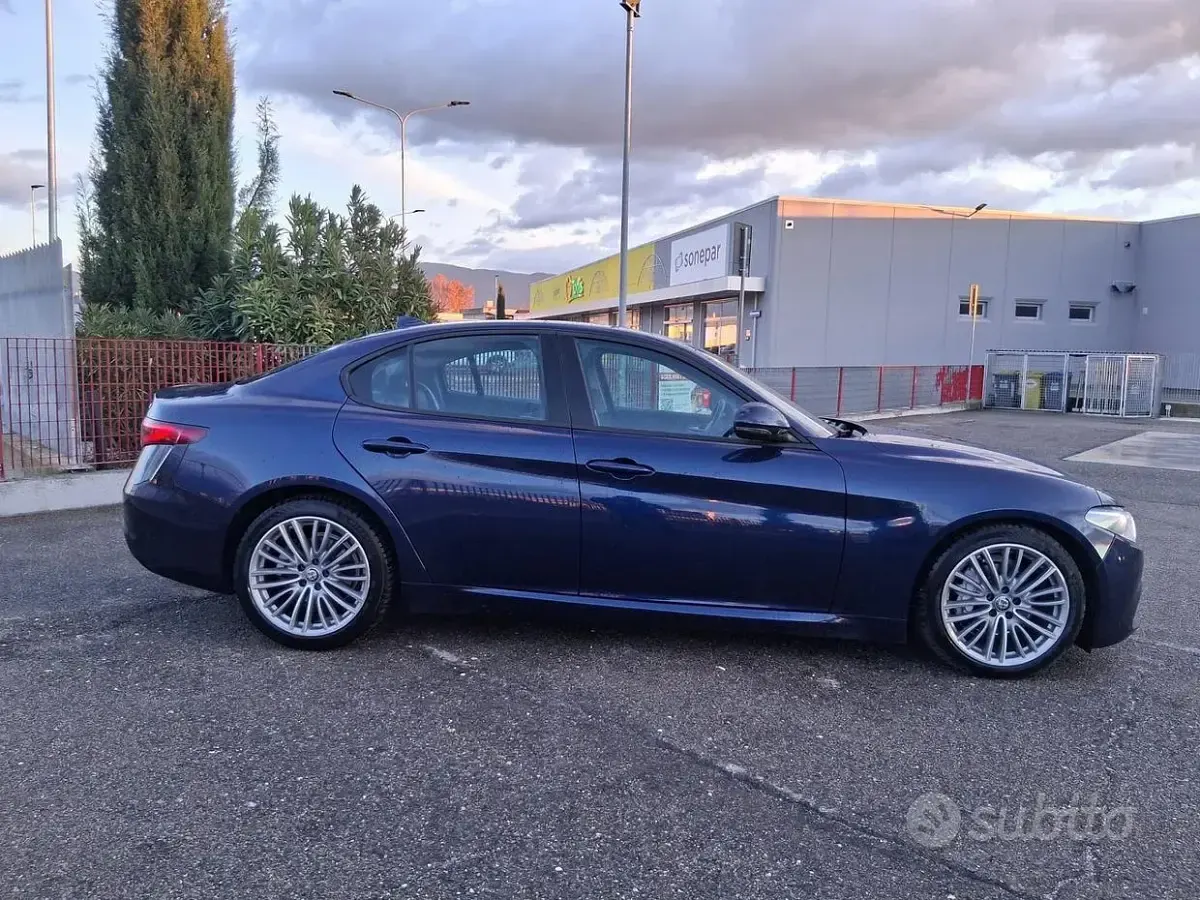 Usata Alfa Romeo Giulia 150 CV (110 kW) 2017 Bluazzurro Berlina