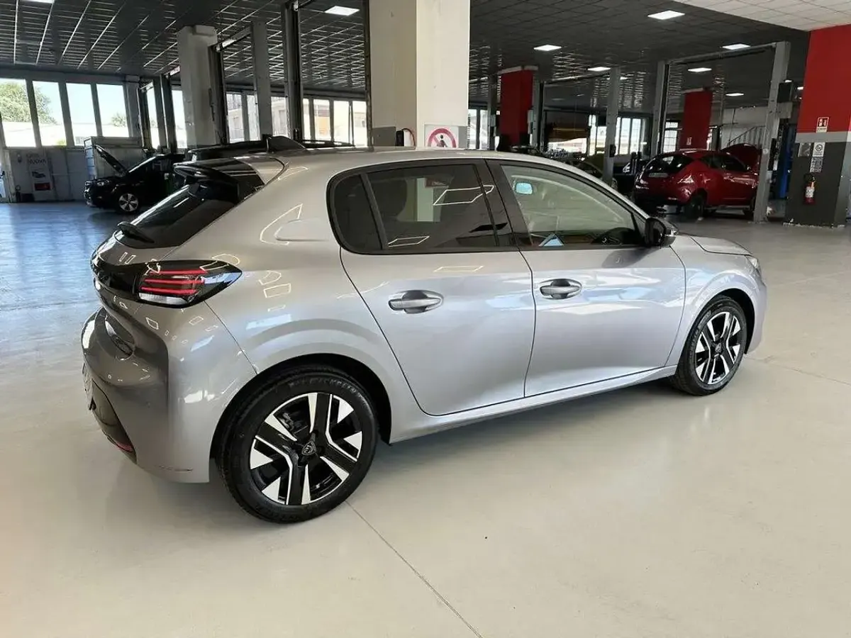 Usata Peugeot 208 Allure 101 CV (74 kW) 2025 Grigio artense Utilitaria