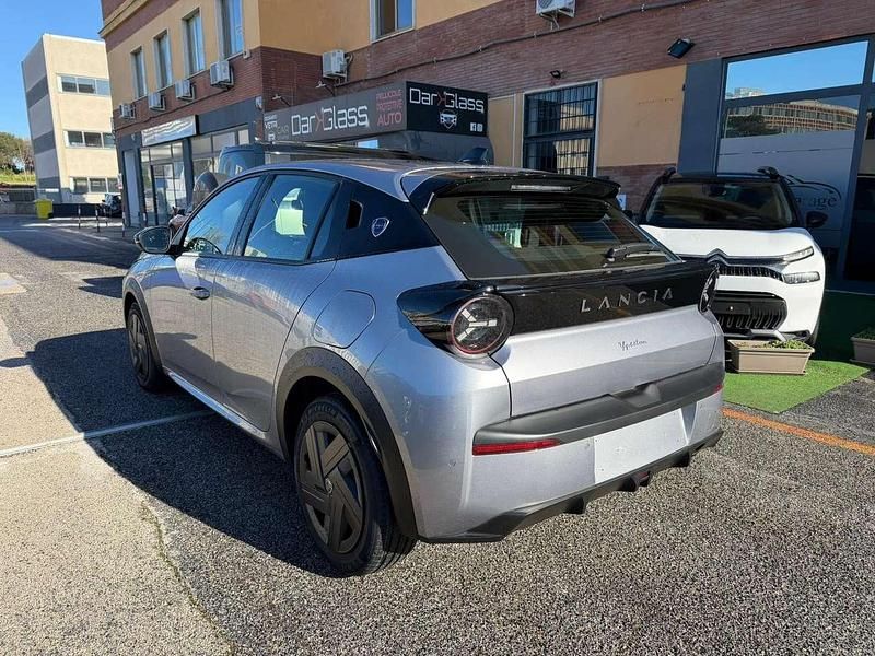 Nuova Lancia Ypsilon 101 CV (74 kW) 2025 Grigio granito Utilitaria