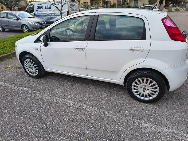 Usata Fiat Grande Punto 77 CV (56 kW) 2009 Bianco Utilitaria