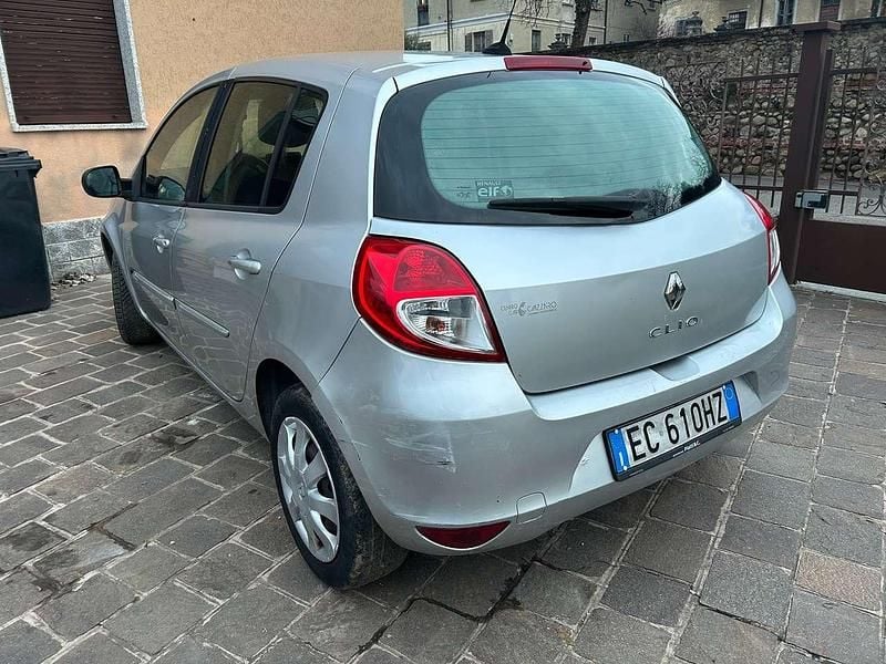 Usata Renault Clio II 75 CV (55 kW) 2010 Argento Berlina