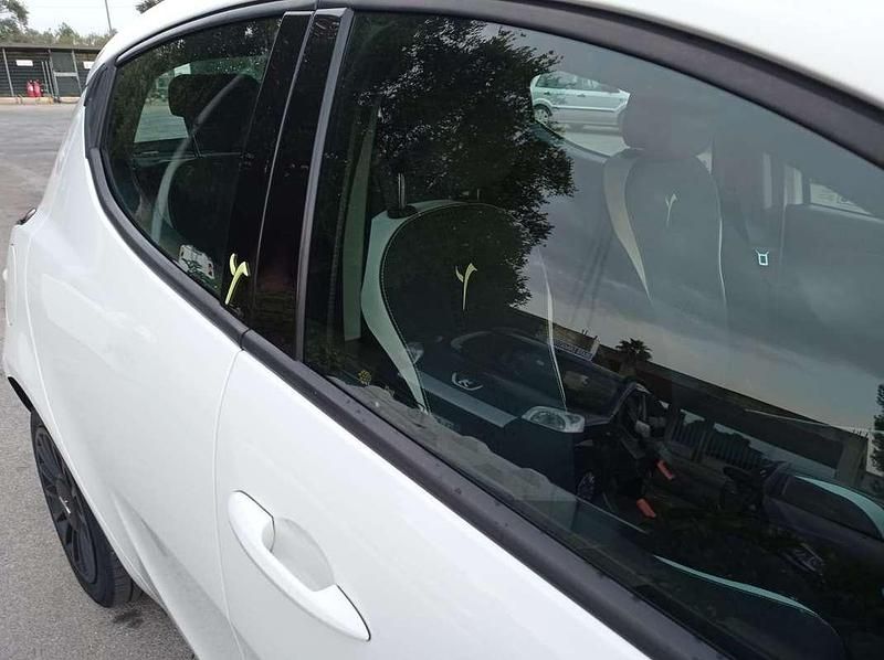 Usata Lancia Ypsilon 69 CV (50 kW) 2014 Bianco Utilitaria