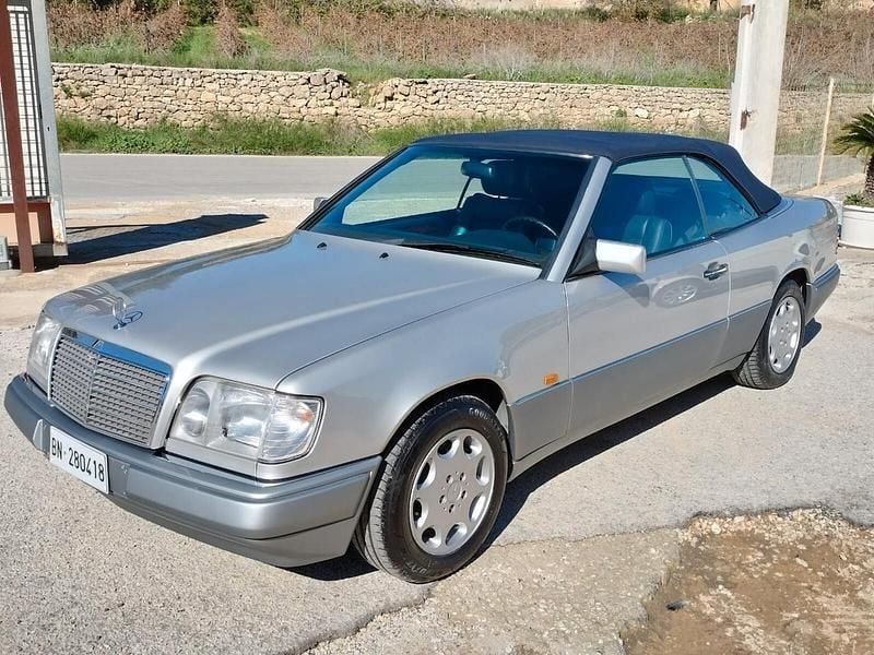 Usata Mercedes E200 136 CV (100 kW) 1994 Argento Cabrio