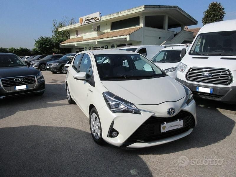 Bianco Usata 2018 Toyota Yaris Hybrid Business Edition Tre volumi | 10.990 € (Buon prezzo) - Immagine 1/4