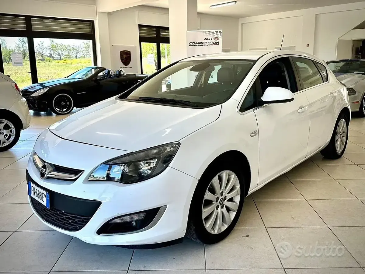Usata Opel Astra 140 CV (102 kW) 2014 Bianco Berlina