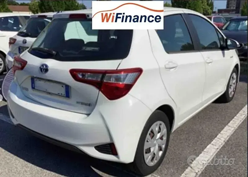 Usata Toyota Yaris Hybrid Business Edition 101 CV (74 kW) 2020 Bianco Berlina