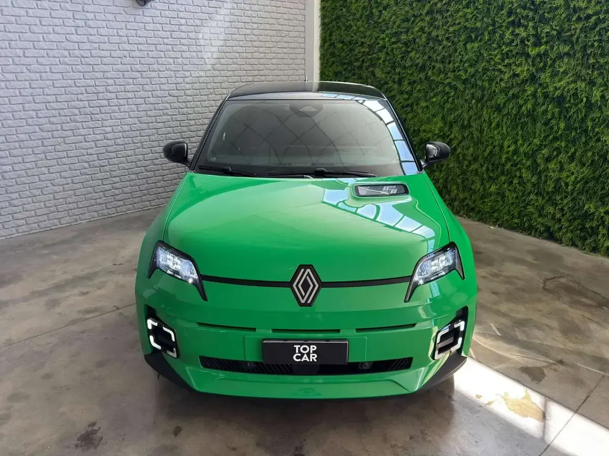Usata Renault 5 E-Tech Komfort 77 kW (106 CV) 2025 Verde metallizato Berlina