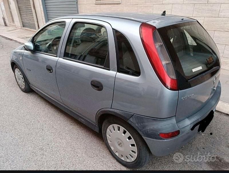 Grigio Usata 2002 Opel Corsa Club Tre volumi | 1800 € (Buon prezzo) - Immagine 1/4