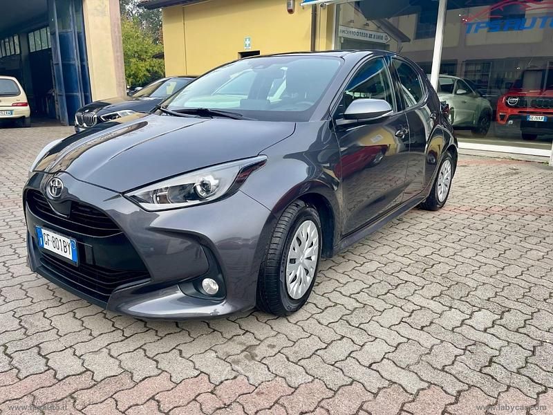 Usata Toyota Yaris Business Edition 72 CV (52 kW) 2021 Gray Berlina