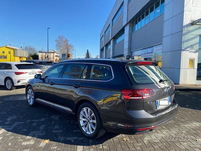 Usata VW Passat Business 150 CV (110 kW) 2022 Grigio scuro Station wagon