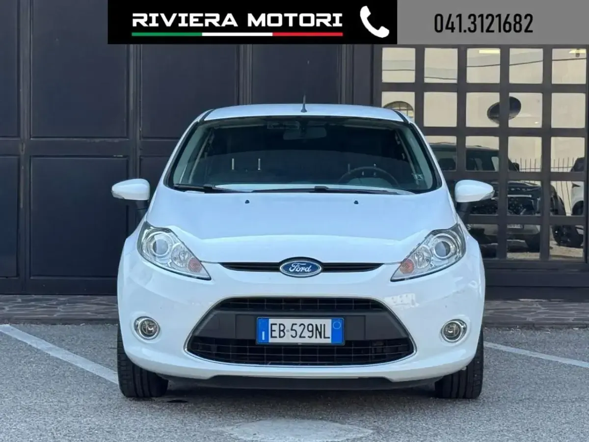 Usata Ford Fiesta Titanium 97 CV (71 kW) 2010 Bianco Berlina