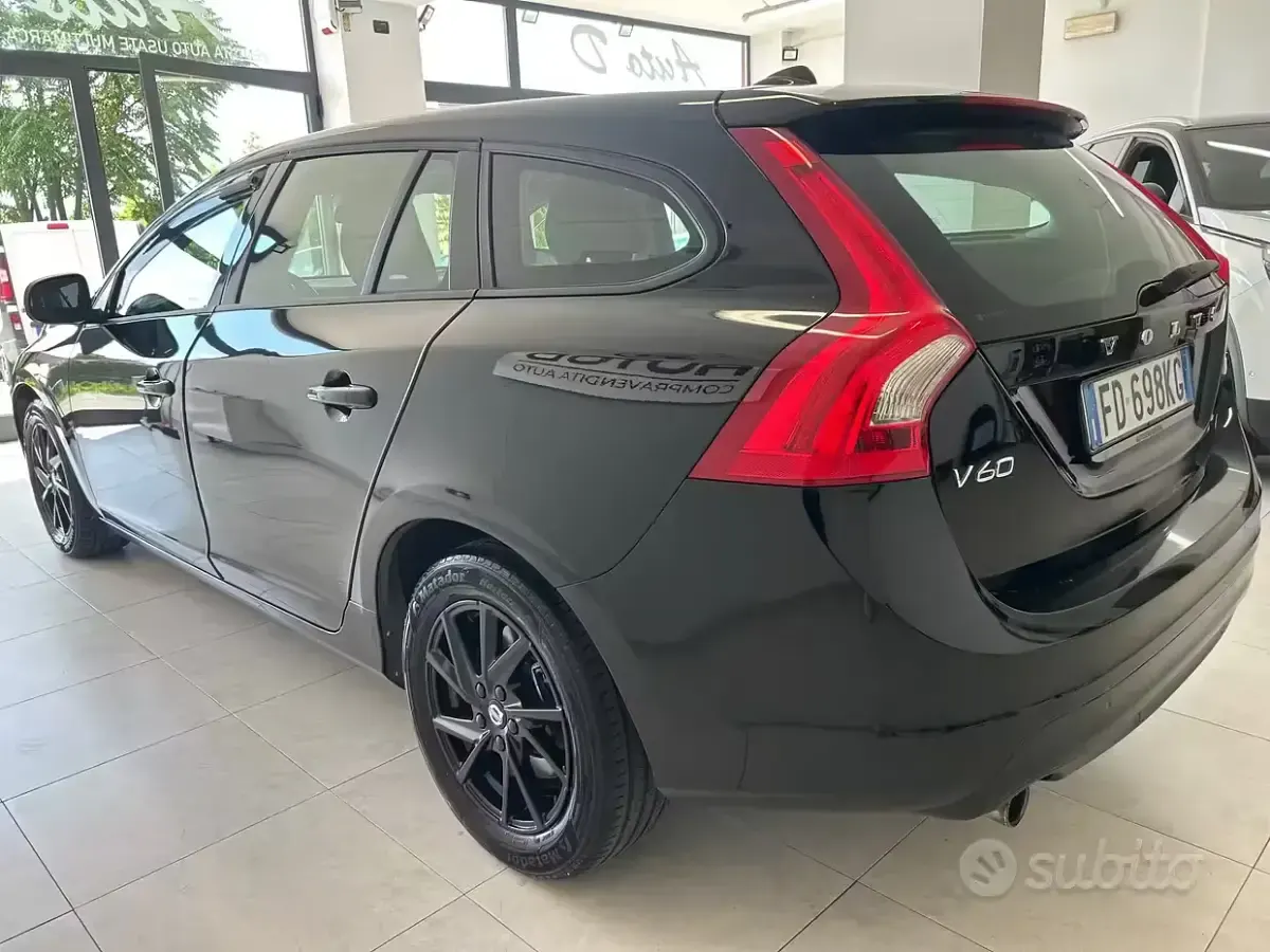 Usata Volvo V60 120 CV (88 kW) 2016 Nero Station wagon
