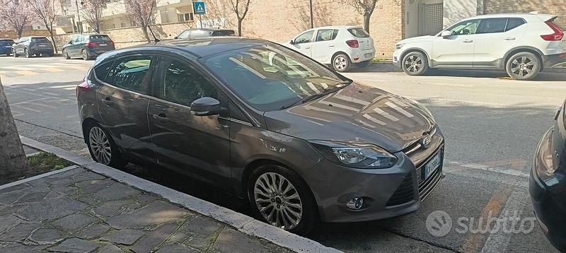 Usata Ford Focus 115 CV (84 kW) 2012 Marrone Berlina
