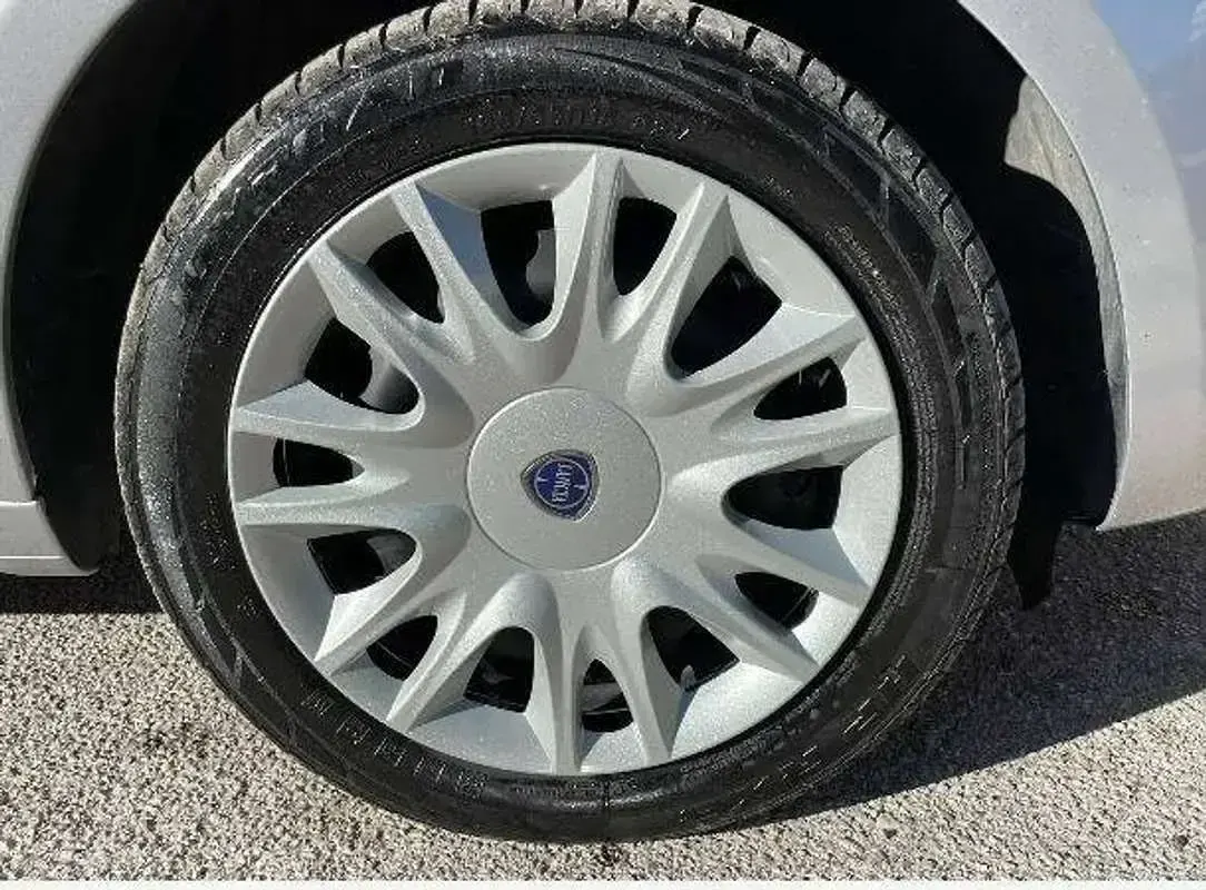 Usata Lancia Ypsilon 69 CV (50 kW) 2015 Argento Utilitaria