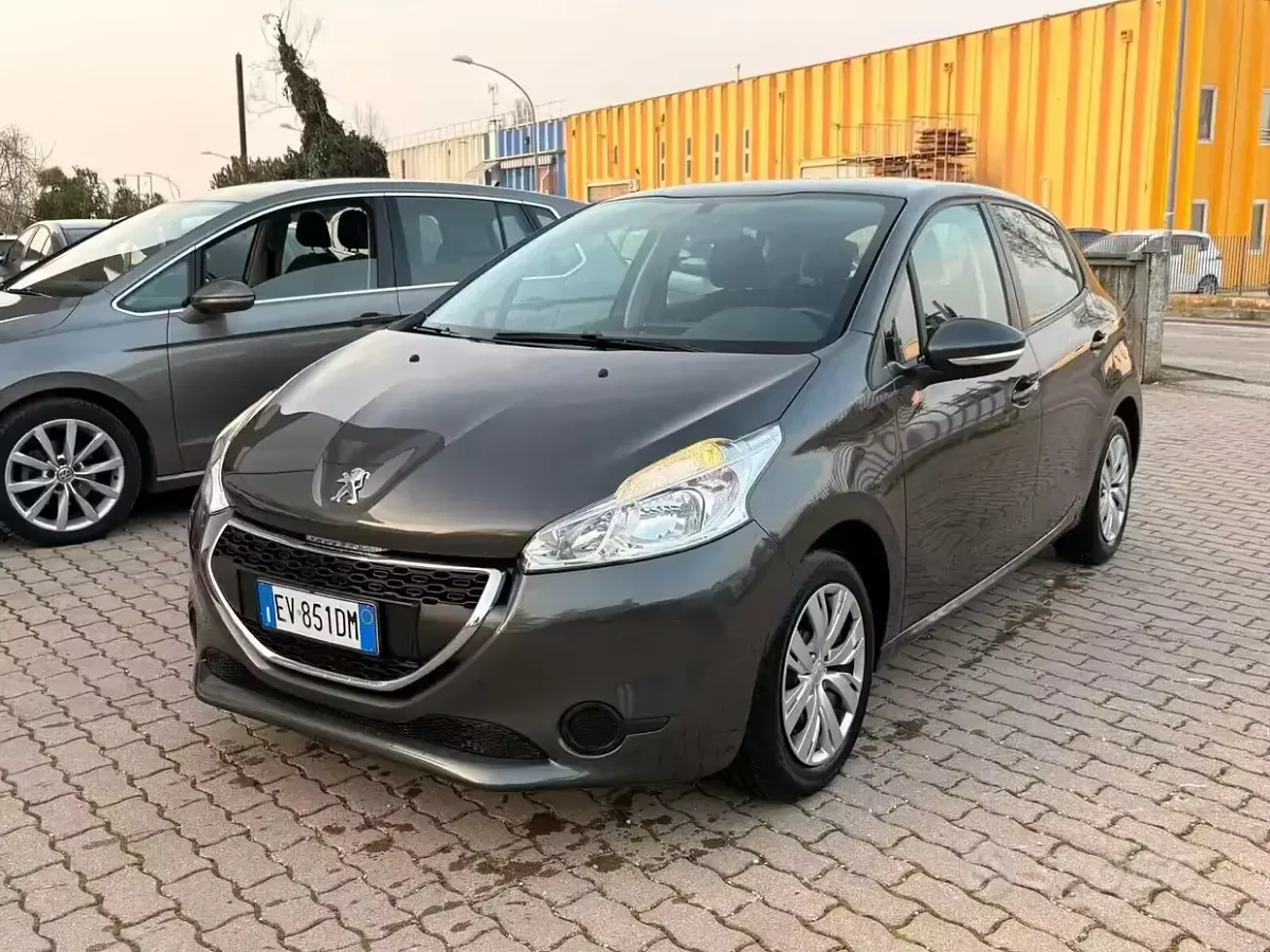 Usata Peugeot 208 Allure 68 CV (50 kW) 2014 Grigio Utilitaria