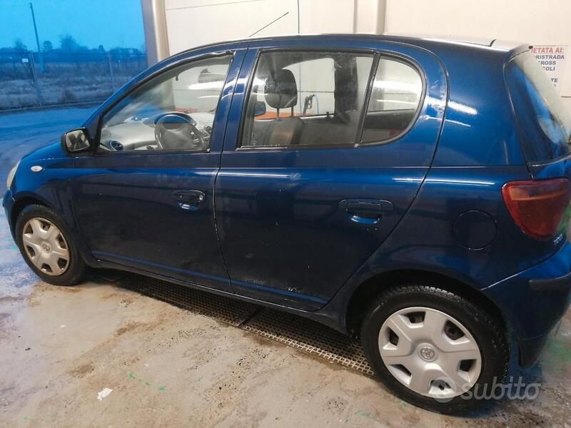Usata Toyota Yaris 2001 Blu Utilitaria