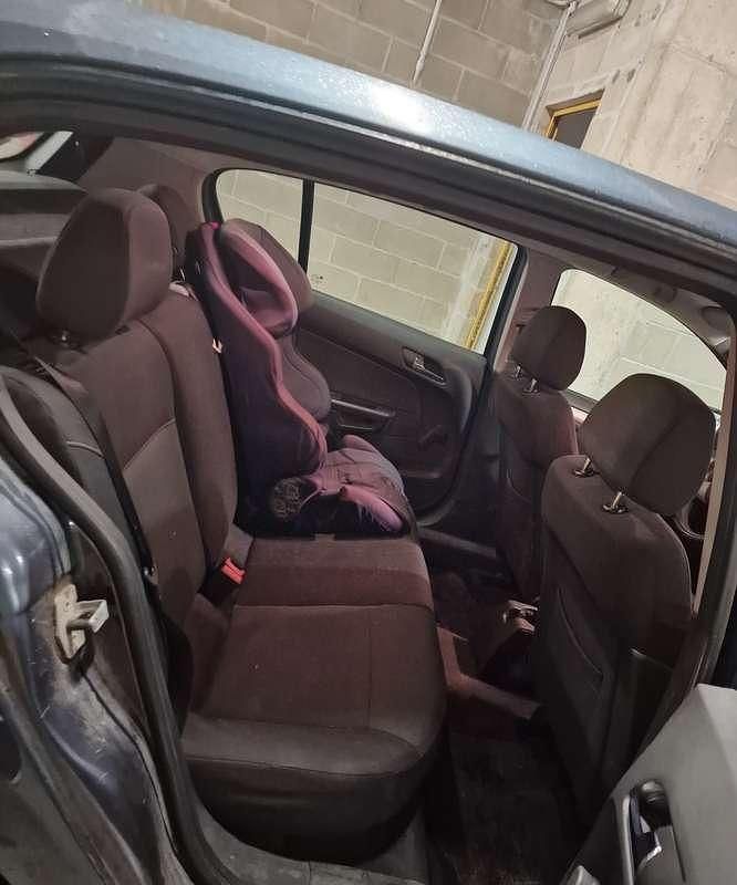 Usata Opel Astra Enjoy 101 CV (74 kW) 2008 Grigio Berlina