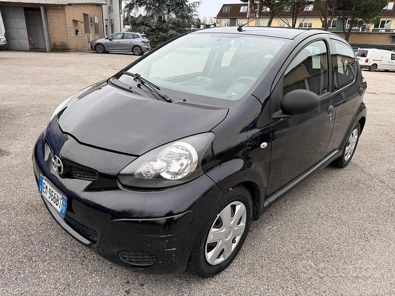 Usata Toyota Aygo Connect Style 67 CV (49 kW) 2012 Nero Utilitaria