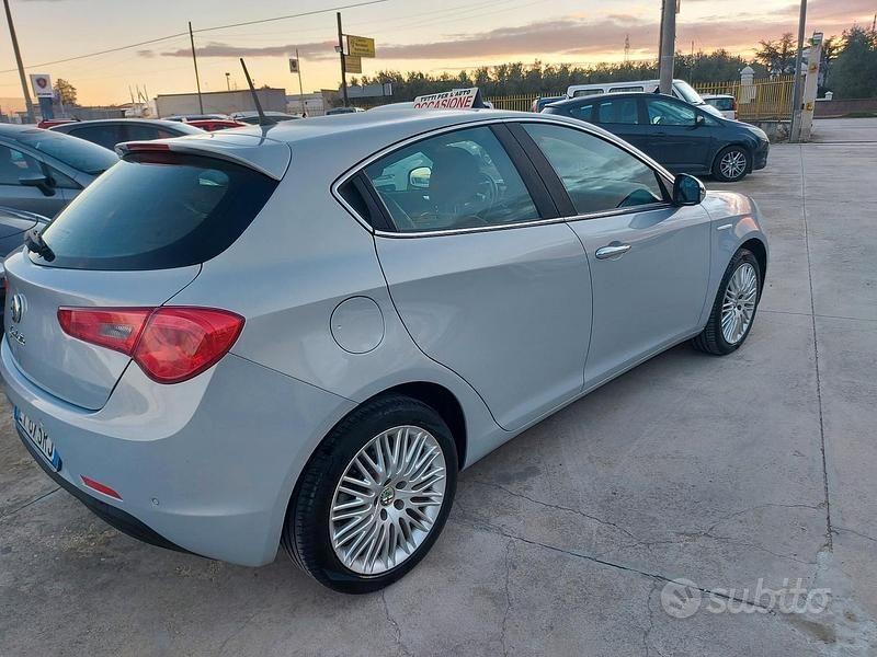 Usata Alfa Romeo Giulietta Exclusive 105 CV (77 kW) 2013 Viola Utilitaria
